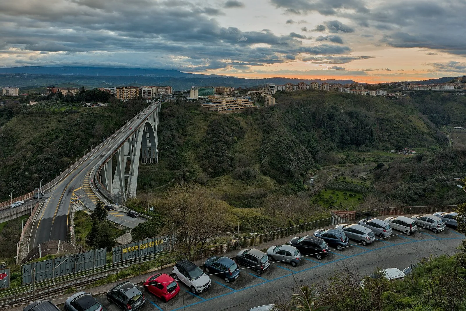 Catanzaro vista da via Carlo V, fra la valle e i viadotti