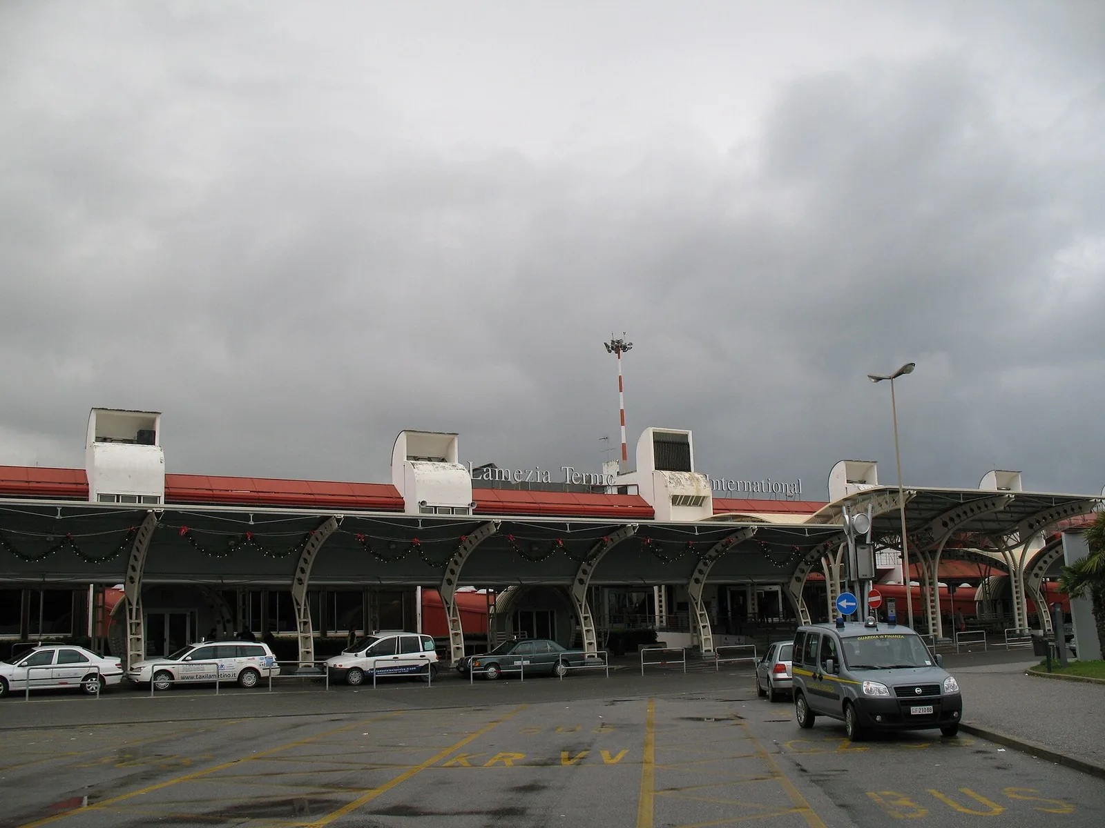 L'ingresso dell'aeroporto internazionale di Lamezia Terme