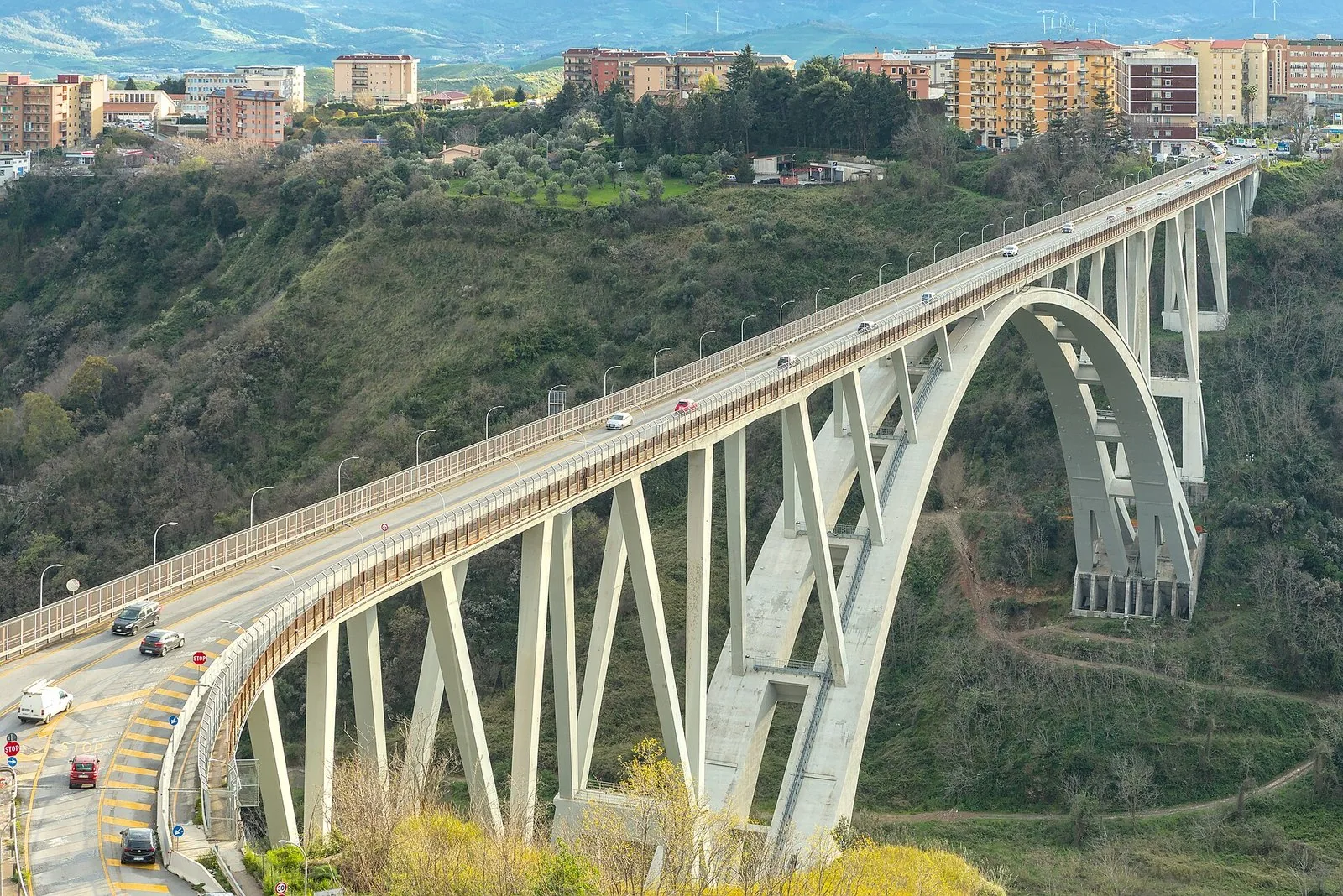 Il viadotto Fausto Bisantis che scavalca la valle della Fiumarella, a Catanzaro