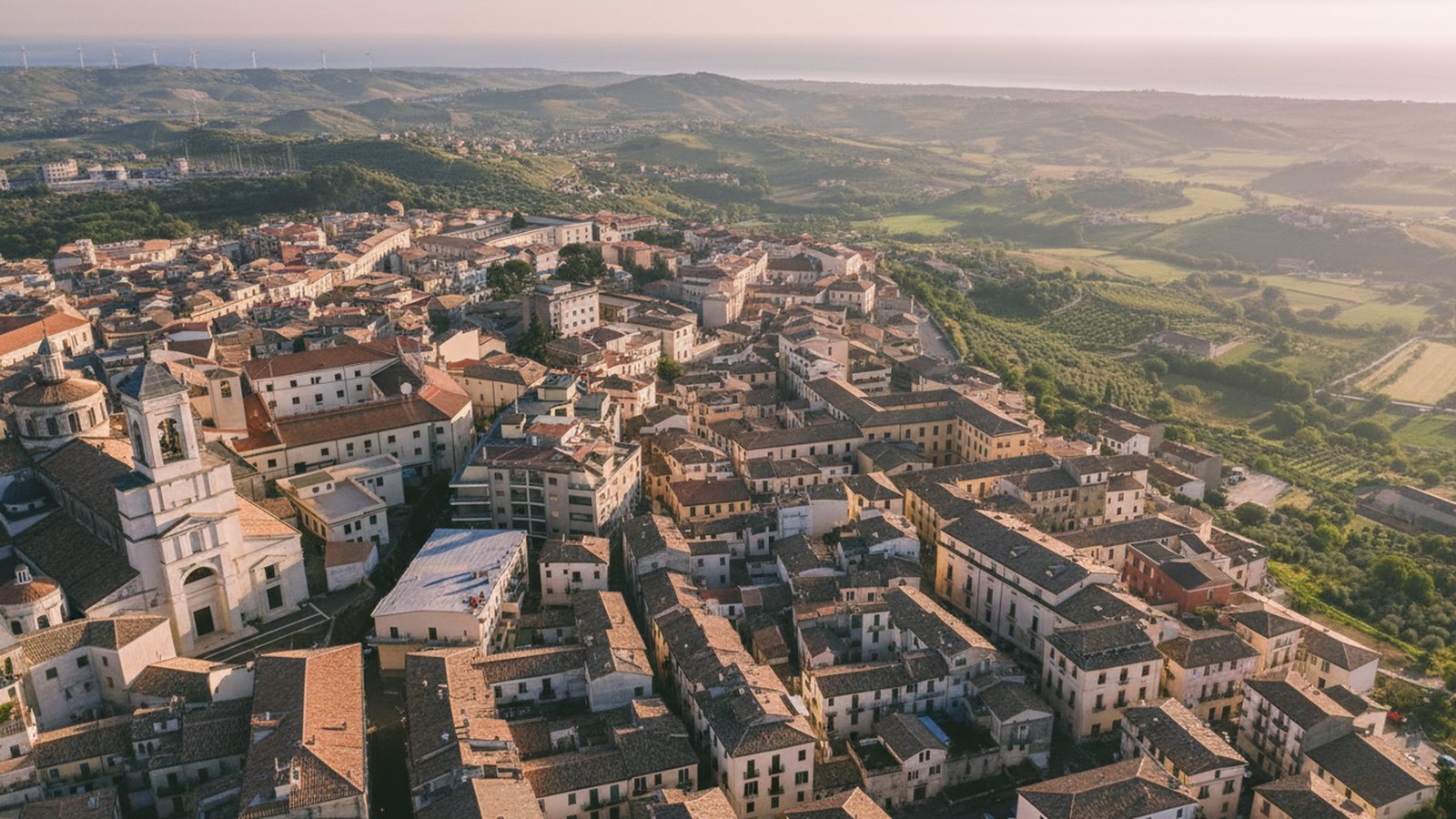 Il centro storico di Catanzaro visto dall'alto, con il campanile della Cattedrale